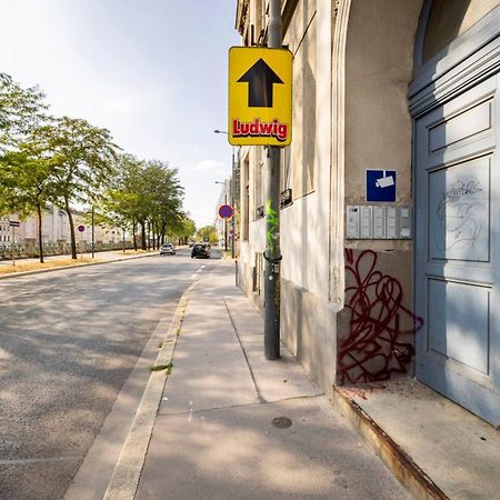 Apartment Near Schoenbrunn & Metro Vienna Exterior photo