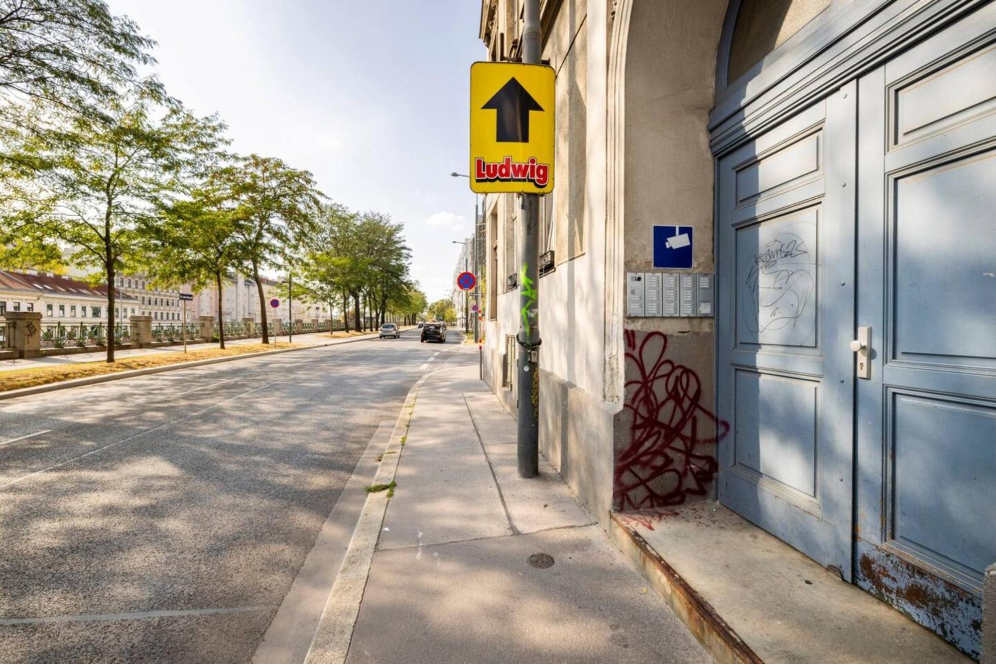 Apartment Near Schoenbrunn & Metro Vienna Exterior photo